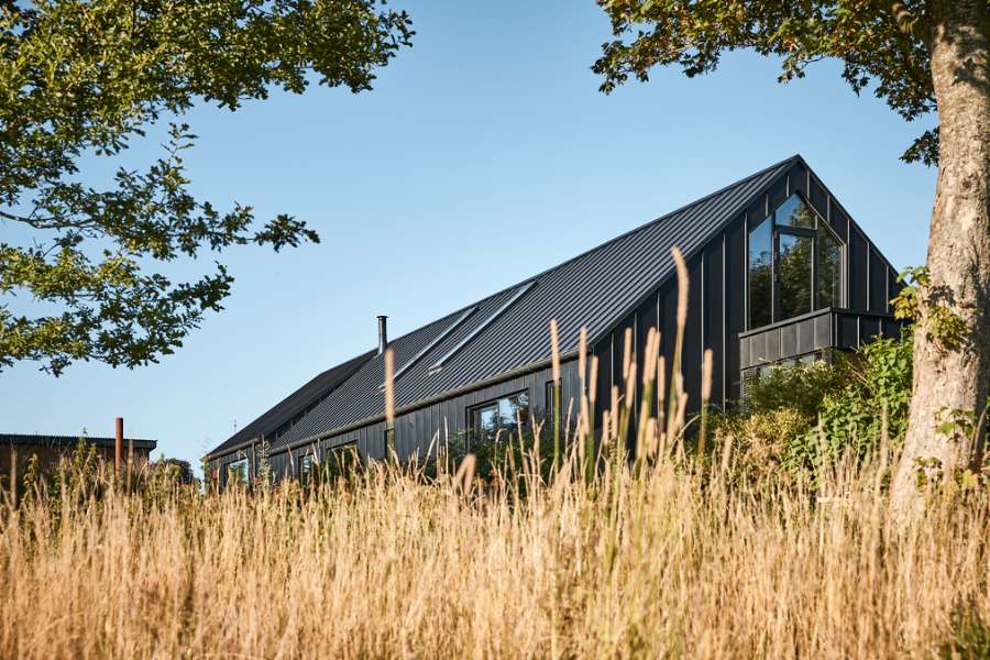 ”Royal” dør – fundet på Christiania, monteret på facade af stål, Volstrupvej 63, 9240 Nibe